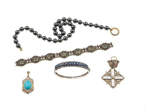 Group of gold, low karat gold, silver and metal jewels