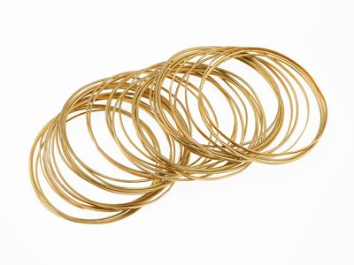 38 bracciali rigidi, oro giallo 750/1000