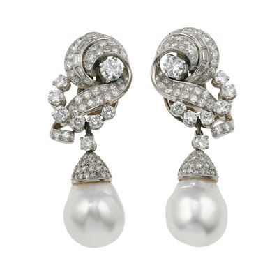 Orecchini pendenti, montatura in oro bianco 750/1000 con perle coltivate e diamanti