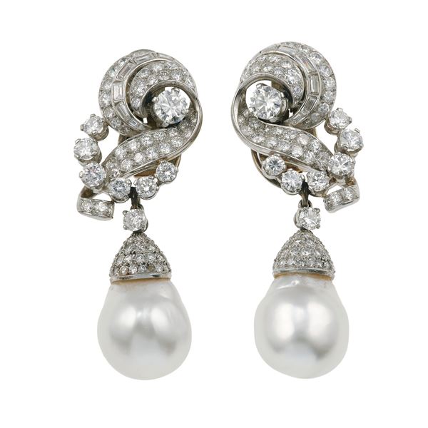 Orecchini pendenti con perle coltivate e diamanti