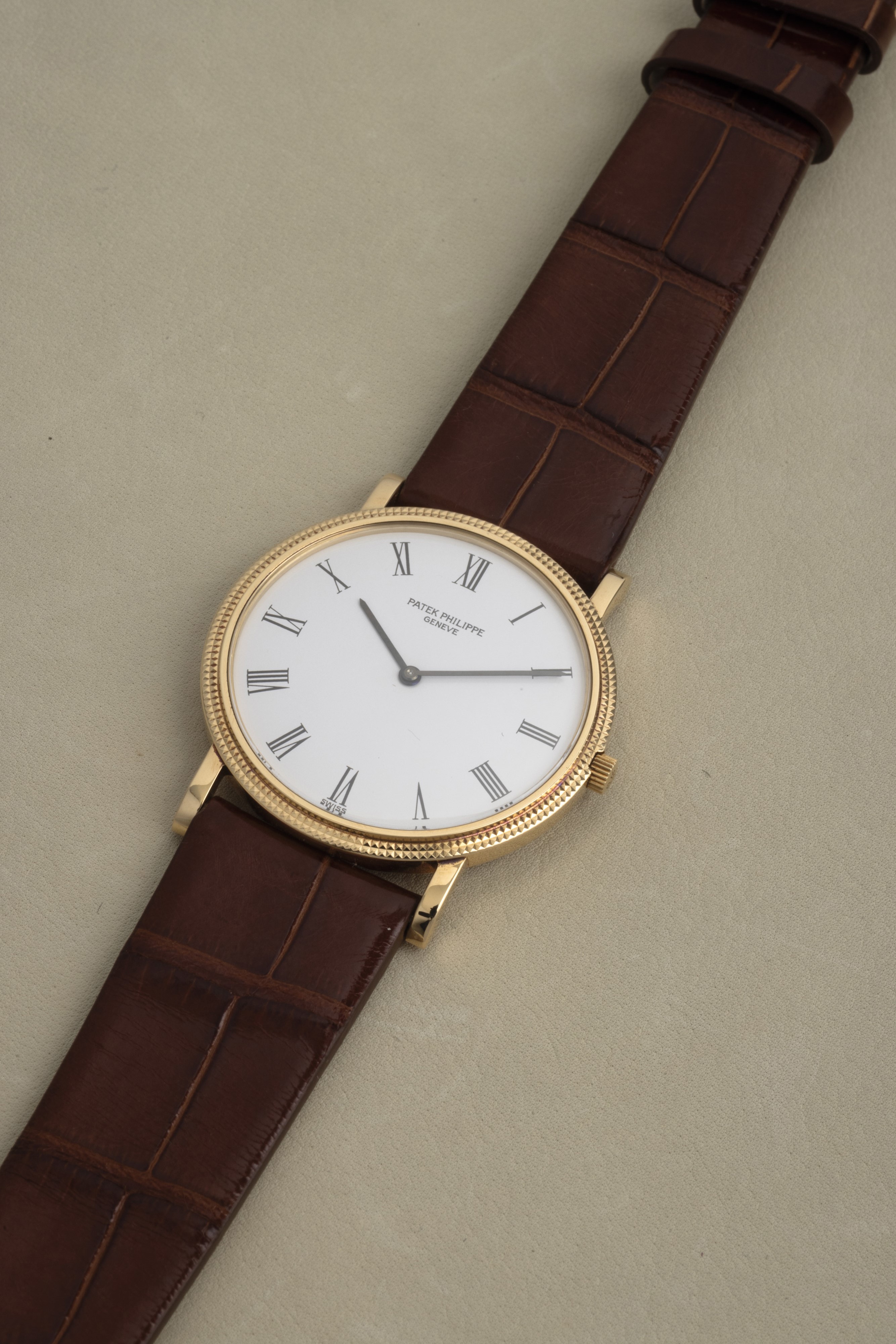 Patek Philippe - Elegante Calatrava Clos De Paris Ref 3520 in Oro Giallo 18k, Quadrante Bianco Nu...