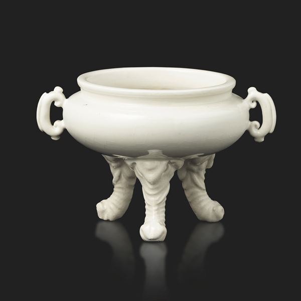 Incensiere tripode in porcellana Dehua, Blanc de Chine, con gambe a foggia di proboscide di elefante, Cina, Dinastia Qing, epoca Qianlong (1736-1796) 
