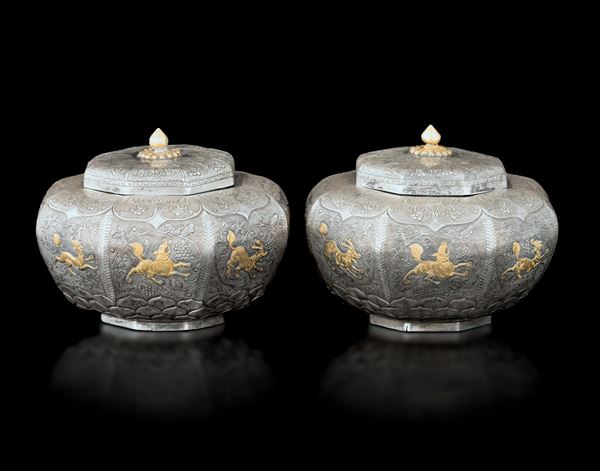 Coppia di ciotole in argento inciso e decorato, Tibet, XIX secolo