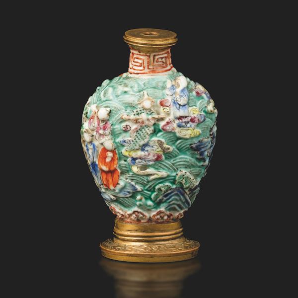 Snuff bottle in porcellana policroma a rilievo raffigurante scena di vita comune, Cina, XIX secolo