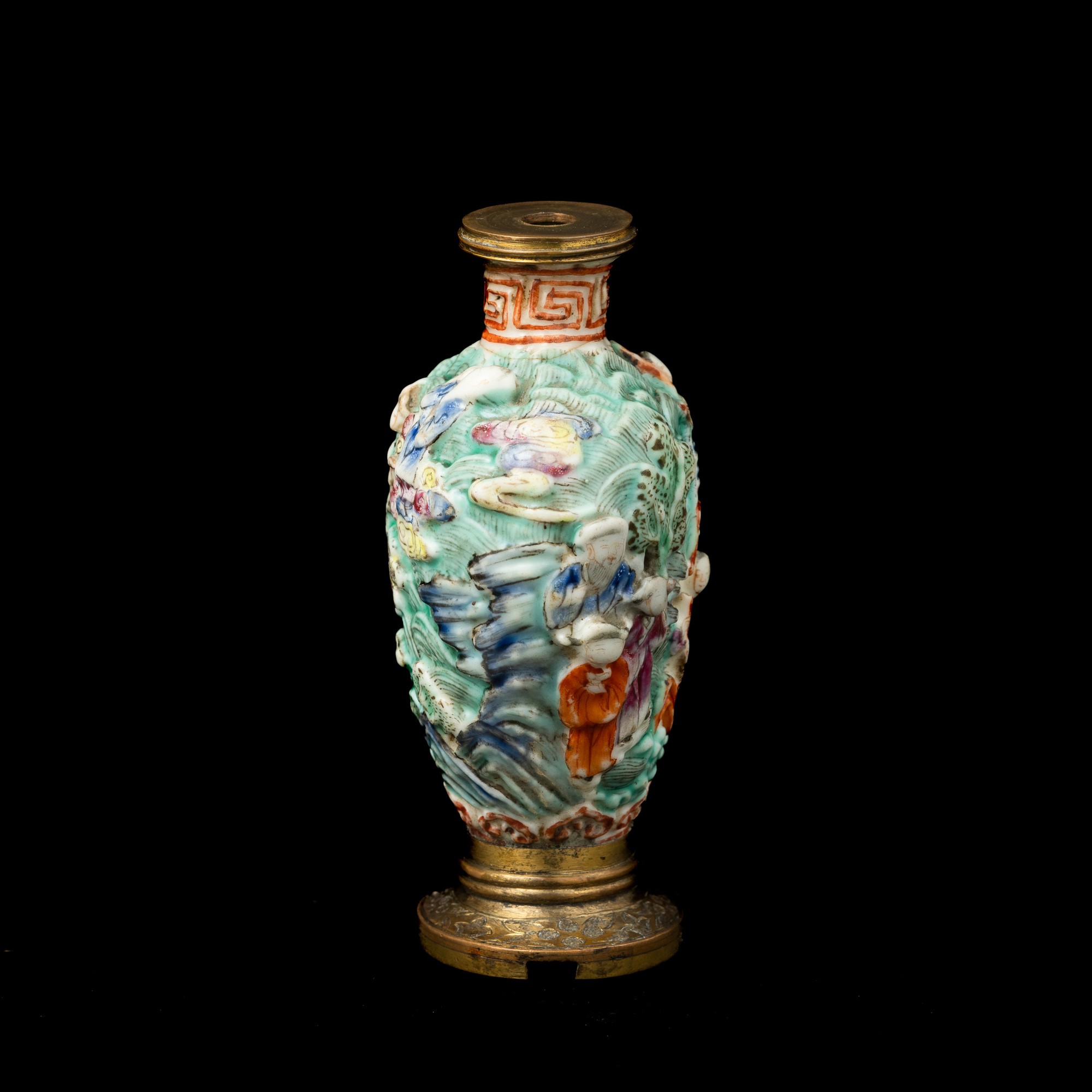 Snuff Bottle in Porcellana Policroma a Rilievo Raffigurante Scena di Vita Comune, Cina, XIX Secol...