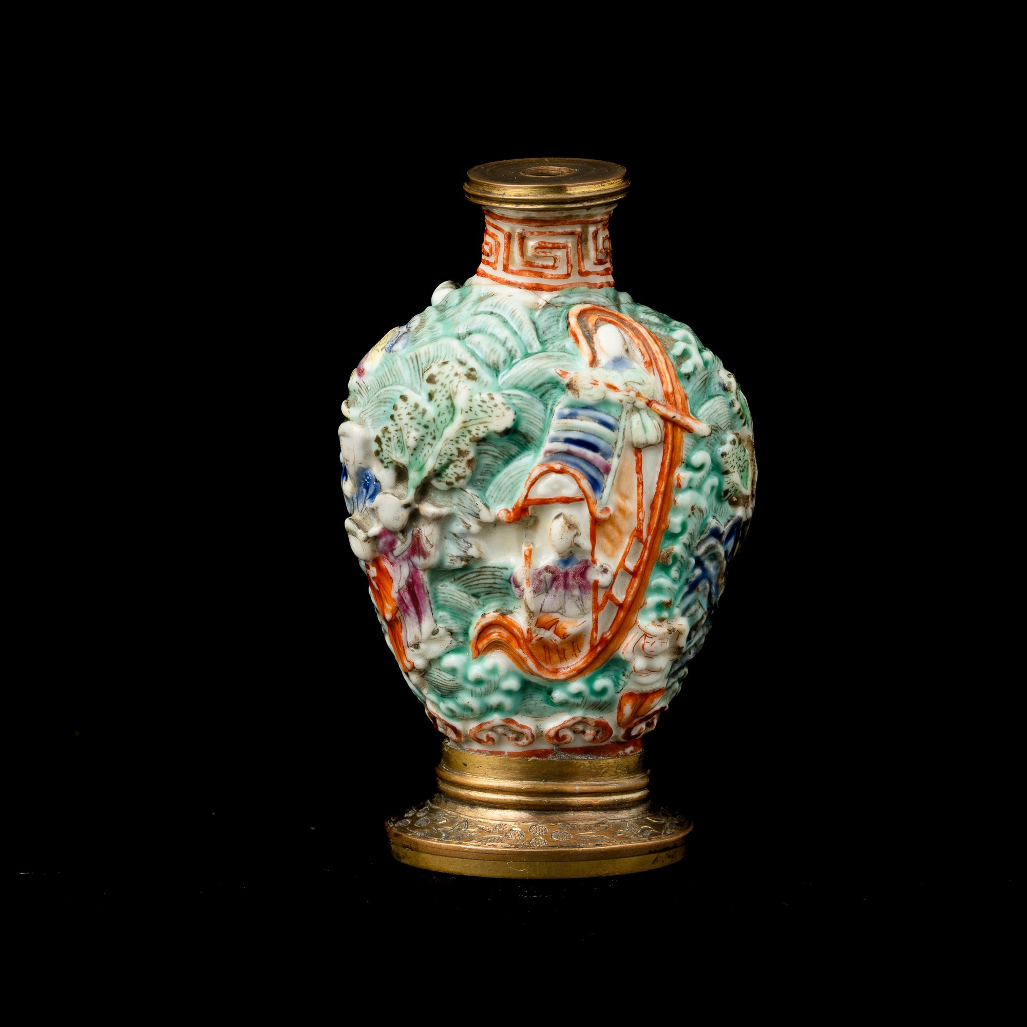 Snuff Bottle in Porcellana Policroma a Rilievo Raffigurante Scena di Vita Comune, Cina, XIX Secol...