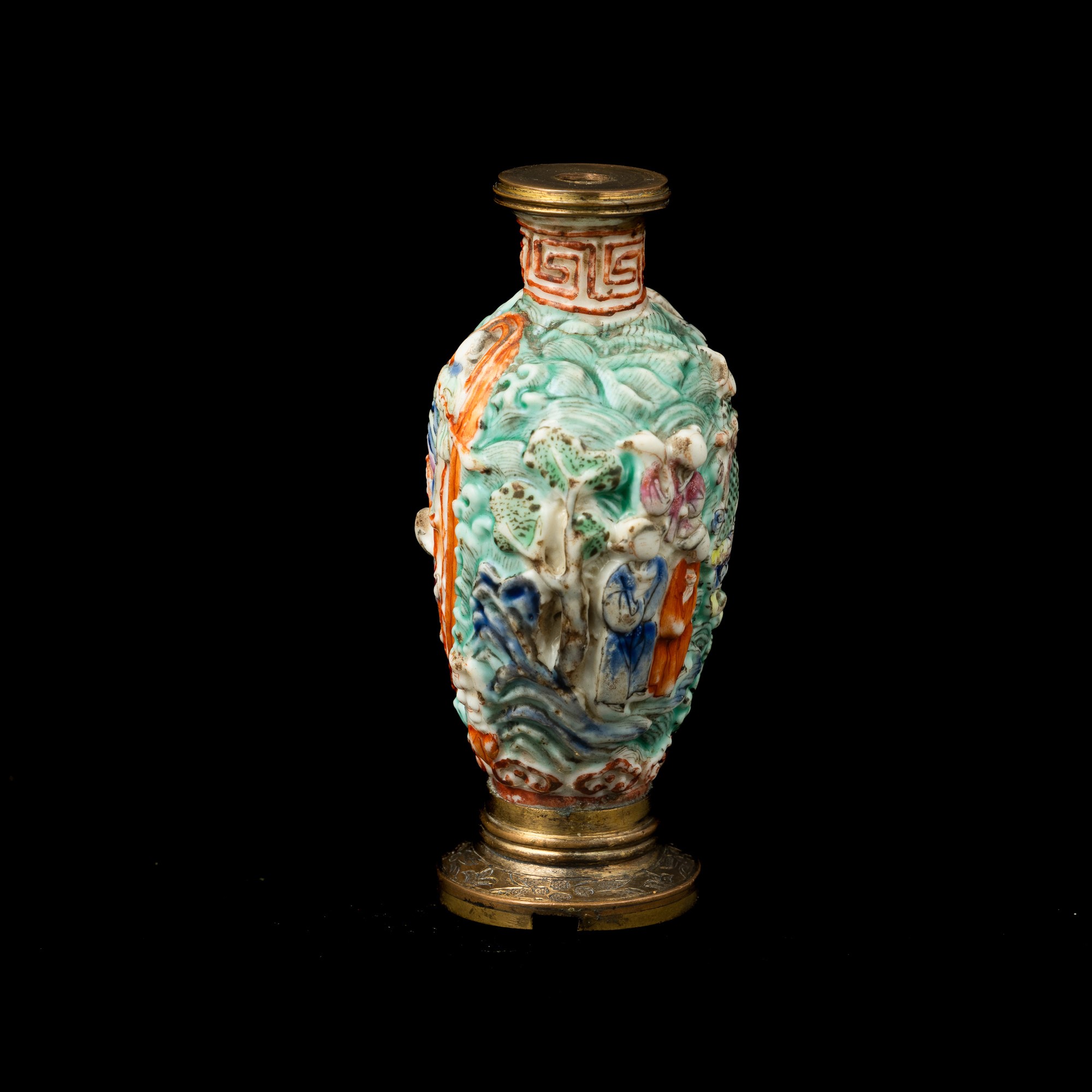 Snuff Bottle in Porcellana Policroma a Rilievo Raffigurante Scena di Vita Comune, Cina, XIX Secol...