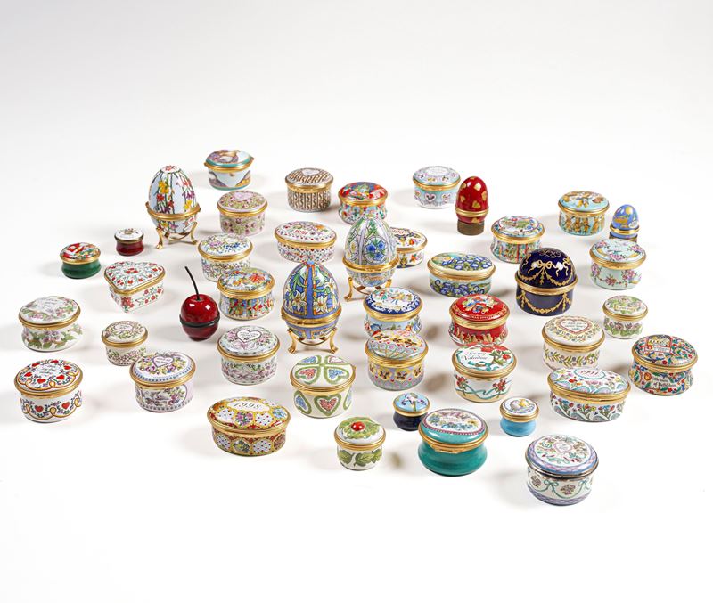 Quarantatre scatoline. Inghilterra, Halcyon Days Enamels, fine del XX secolo.  - Asta Ceramiche e vetri  - Cambi Casa d'Aste