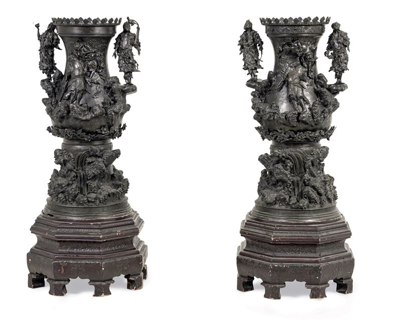 Coppia di vasi in bronzo riccamente decorati ad alto rilievo raffigurante scene della mitologia nipponica, Giappone, periodo Meiji (1868-1912)  - Auction Six Centuries of Arts and Furnitures - III - Cambi Casa d'Aste
