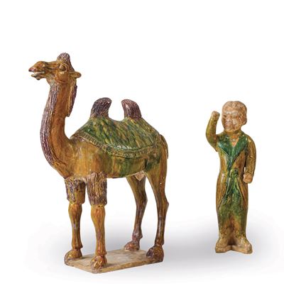 Lotto Composto da Figura di Cammello e Figura Maschile con Tunica in Terracotta Grès Sancai, Cina...