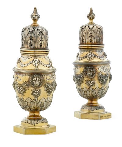 Coppia di Imponenti Sugar Casters. Londra, 1899, Argentiere A.g. (non Identificato)