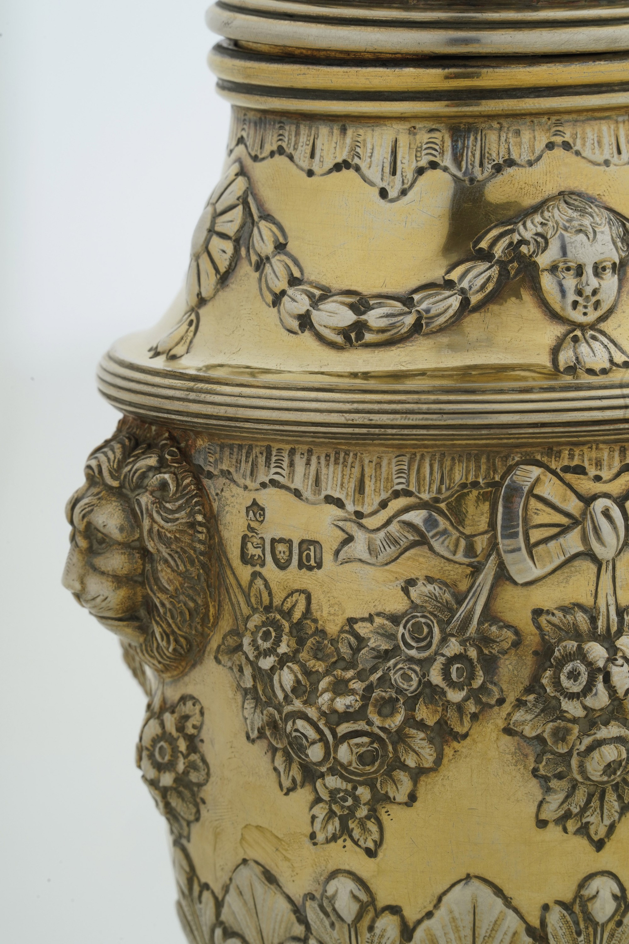 Coppia di Imponenti Sugar Casters. Londra, 1899, Argentiere A.g. (non Identificato)