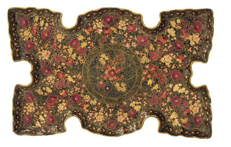 Vassoio in papier-maché. Probabilmente Persia, XVIII secolo  - Auction Six Centuries of Arts and Furnitures - III - Cambi Casa d'Aste