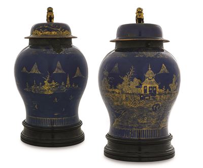 Coppia di Potiches in Porcellana Blu Poudrè Raffigurante Scena di Paesaggio con Decori Lumeggiati...