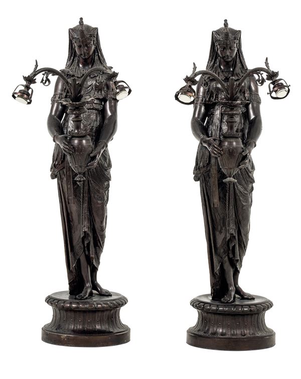 Coppia di lampade in bronzo patinato. Inizi XX secolo