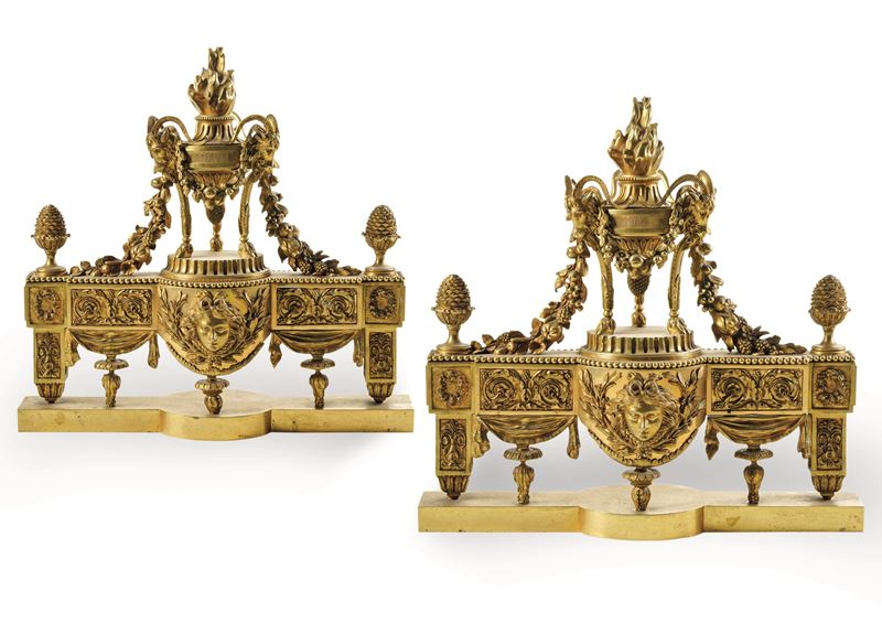 Coppia di alari da camino neoclassici in bronzo dorato. Francia, fine XVIII secolo  - Asta Sei Secoli di Arti e Arredi - III - Cambi Casa d'Aste