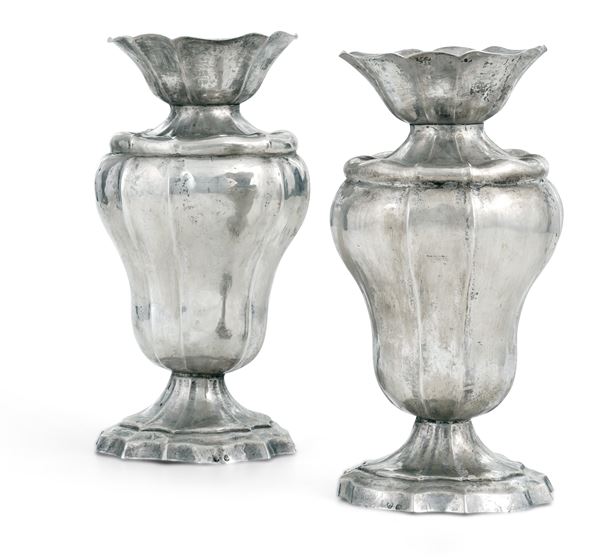 Coppia di vasi. Italia XX secolo; marchi ad imitazione dell’argenteria veneziana del XVIII secolo