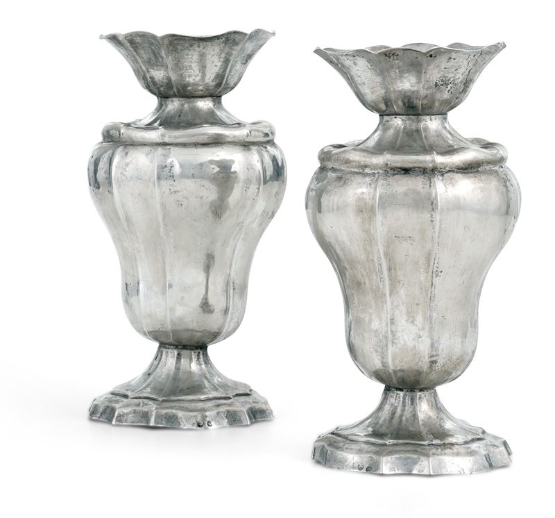 Coppia di vasi. Italia XX secolo; marchi ad imitazione dell’argenteria veneziana del XVIII secolo  - Auction Six Centuries of Arts and Furnitures - III - Cambi Casa d'Aste