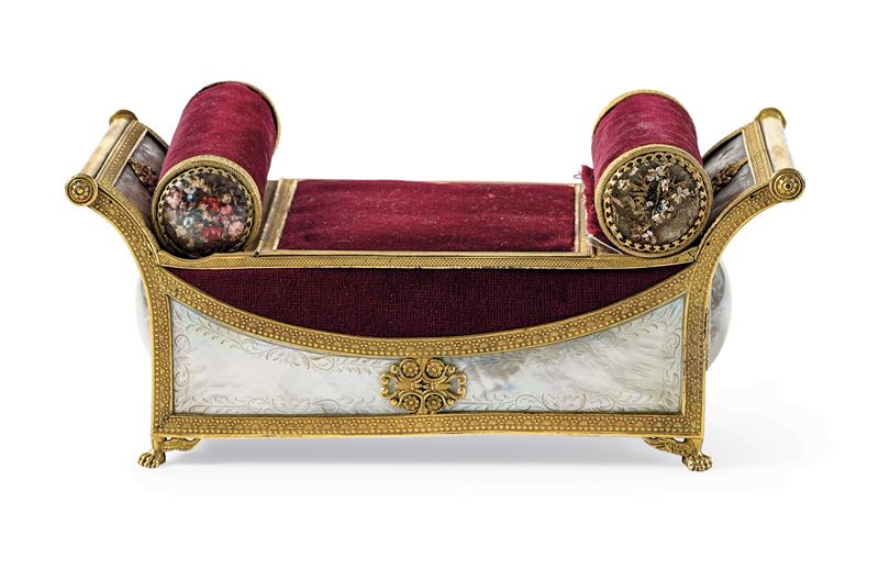 Cofanetto a guisa di dormeuse in metallo dorato e madreperla. Francia, periodo Carlo X  - Asta Sei Secoli di Arti e Arredi - III - Cambi Casa d'Aste