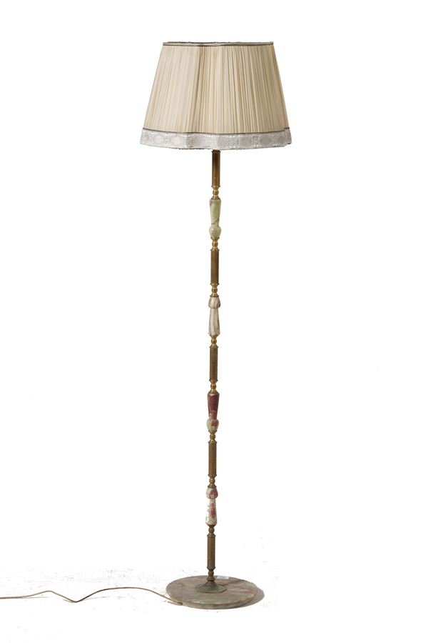 Piantana in metallo dorato con base ed elementi decorativi del fusto in marmo