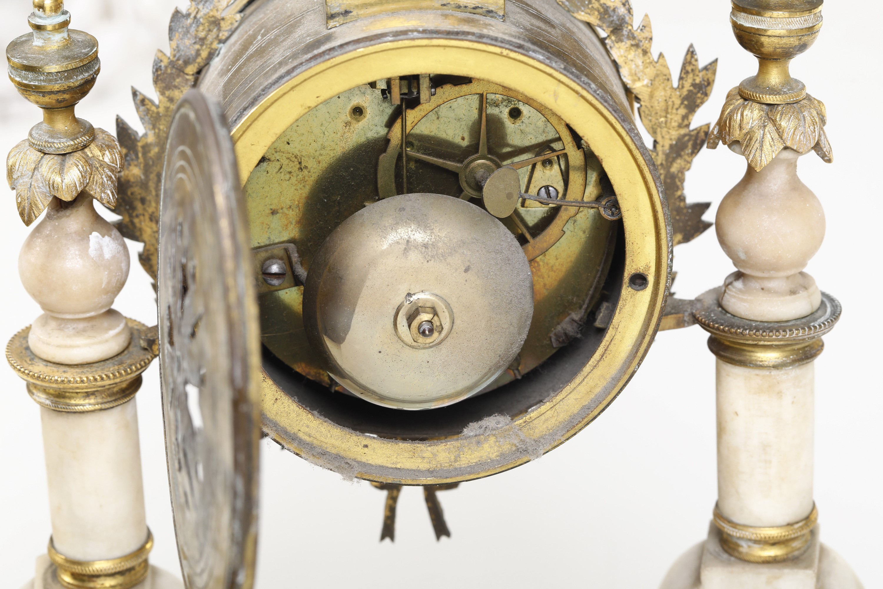 Pendola da tavolo a portico, bronzo dorato e marmo, Francia, XIX secolo