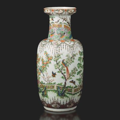 Vaso in Porcellana Famiglia Verde Raffigurante Paesaggio con Uccelli e Farfalle, Cina, Dinastia Q...