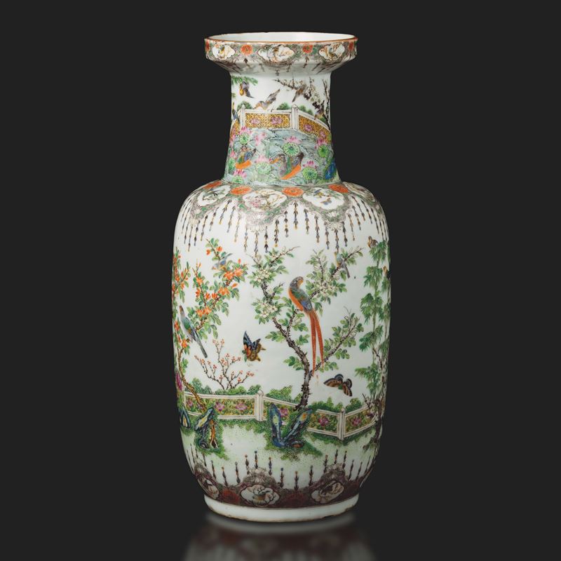 Vaso in porcellana Famiglia Verde raffigurante paesaggio con uccelli e farfalle, Cina, Dinastia Qing, epoca Guangxu (1875-1908)  - Asta Arte Orientale - II - Cambi Casa d'Aste
