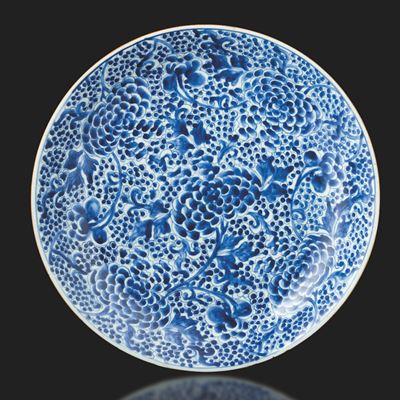 Piatto in Porcellana Bianca e Blu con Decoro Floreale, Cina, Dinastia Qing, Epoca Qianlong, XVIII...