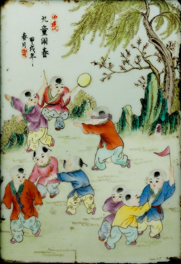 Placca in porcellana raffigurante scena con bambini e iscrizioni, Cina, XX secolo