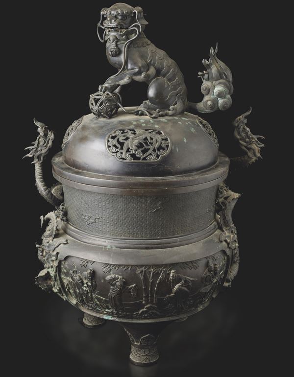 Grande incensiere in bronzo riccamente decorato con cane di Pho, Cina, Dinastia Qing, XIX secolo