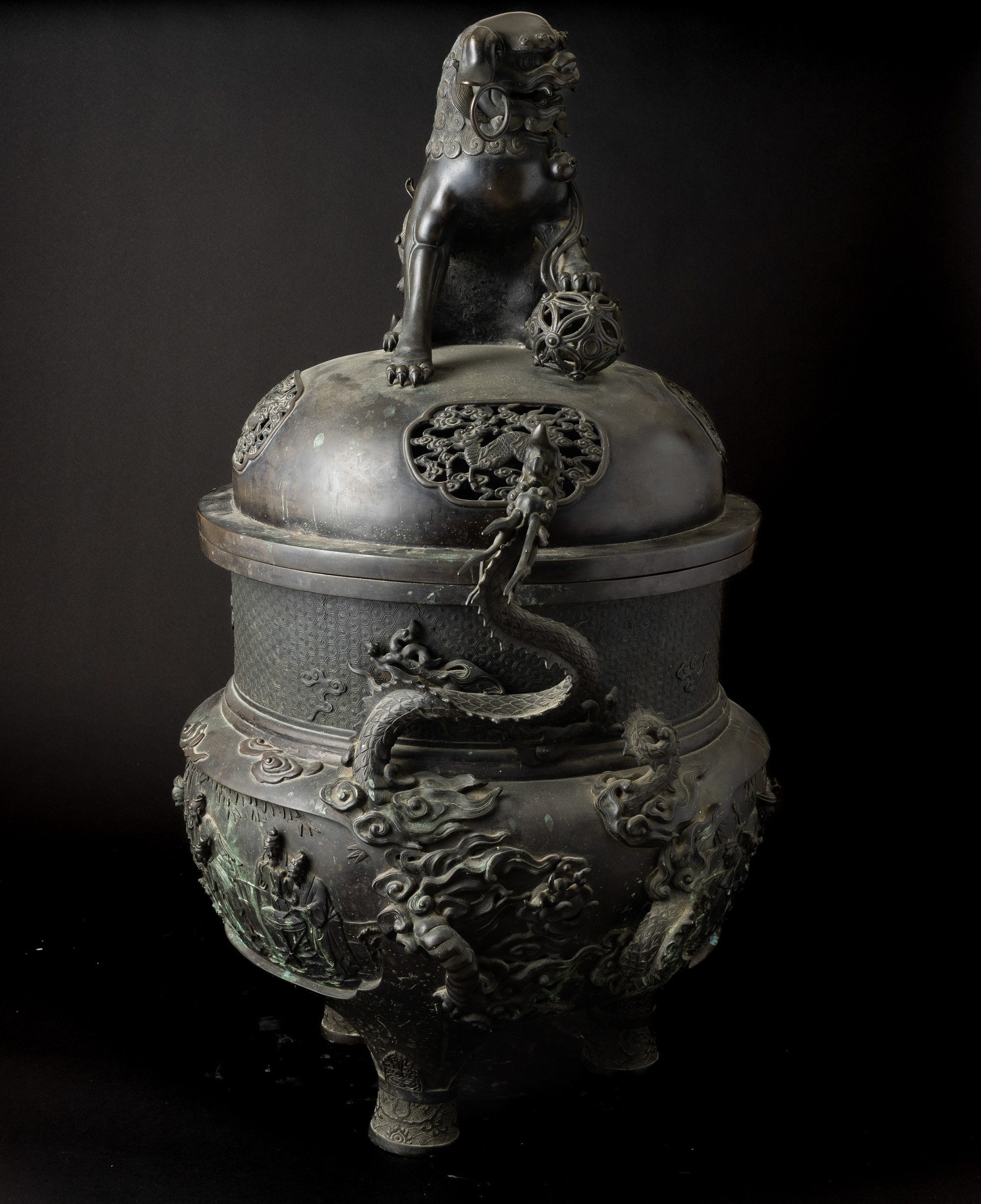 Grande Incensiere in Bronzo Riccamente Decorato con Cane di Pho, Cina, Dinastia Qing, XIX Secolo