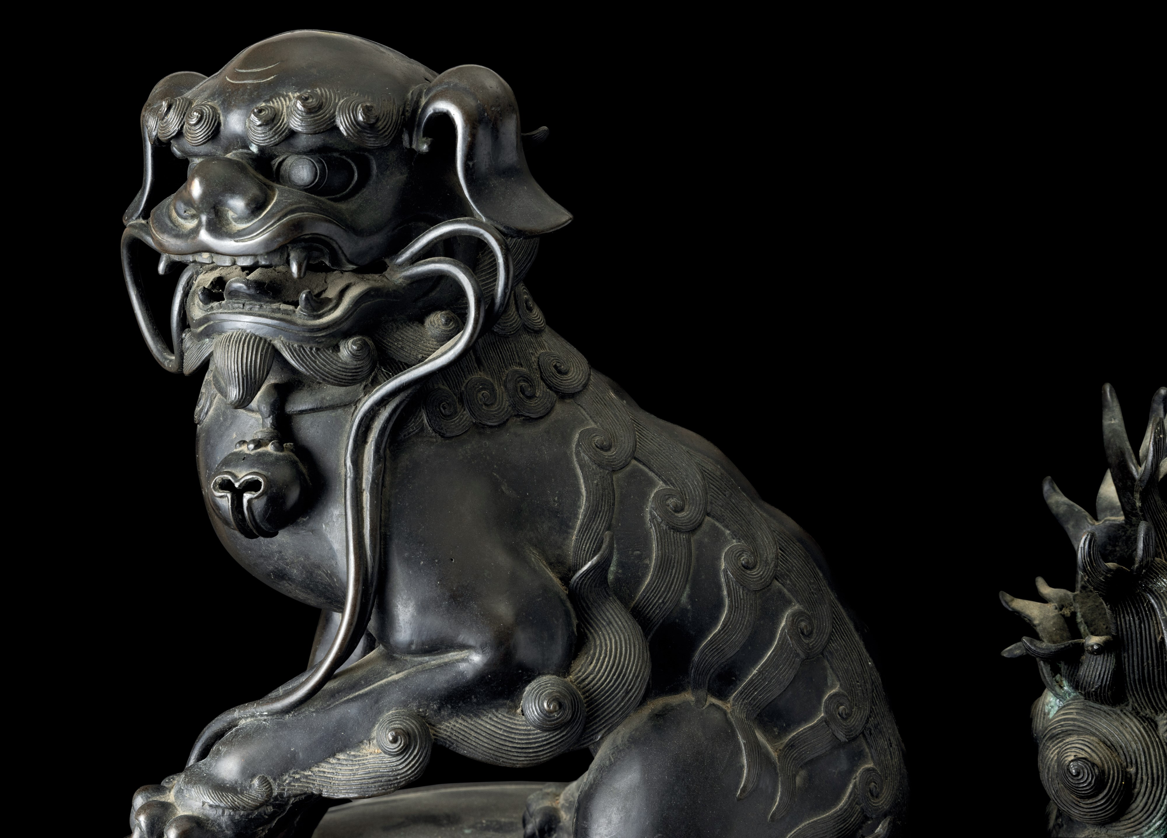 Grande Incensiere in Bronzo Riccamente Decorato con Cane di Pho, Cina, Dinastia Qing, XIX Secolo