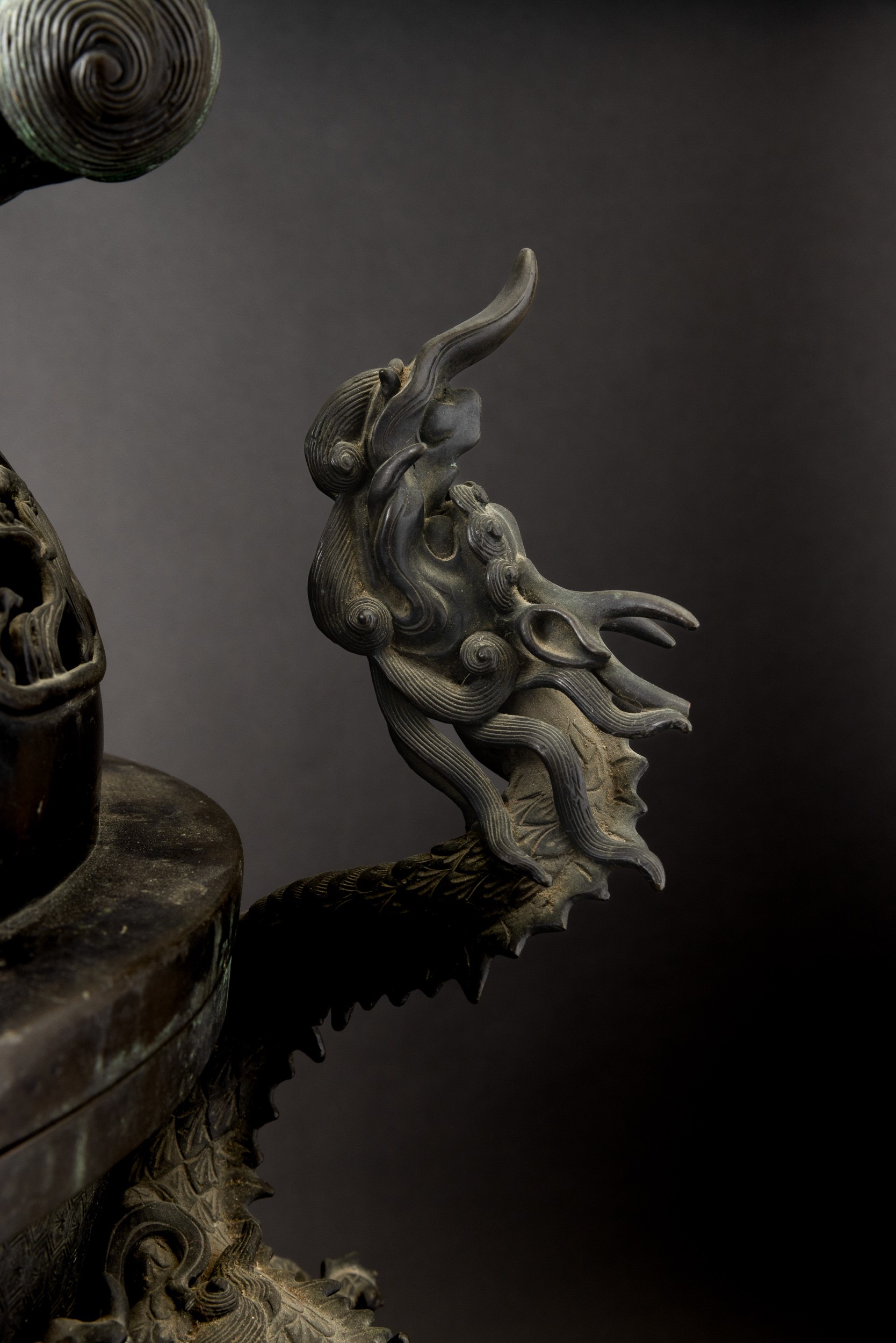 Grande Incensiere in Bronzo Riccamente Decorato con Cane di Pho, Cina, Dinastia Qing, XIX Secolo
