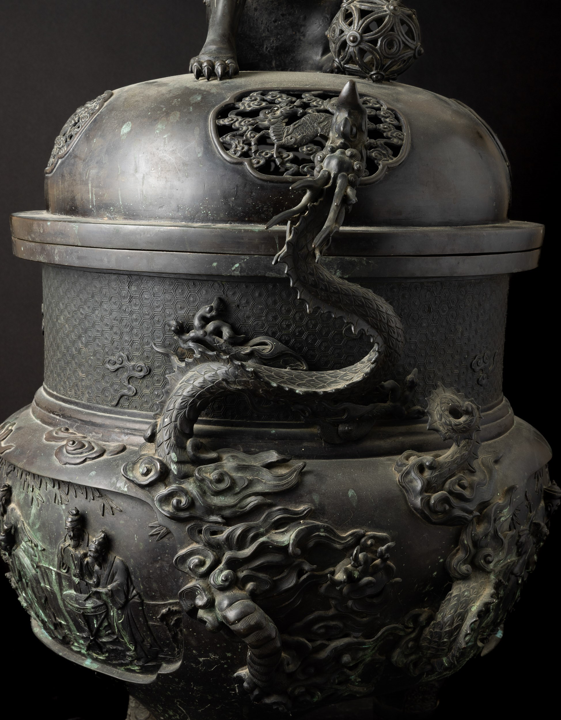 Grande Incensiere in Bronzo Riccamente Decorato con Cane di Pho, Cina, Dinastia Qing, XIX Secolo
