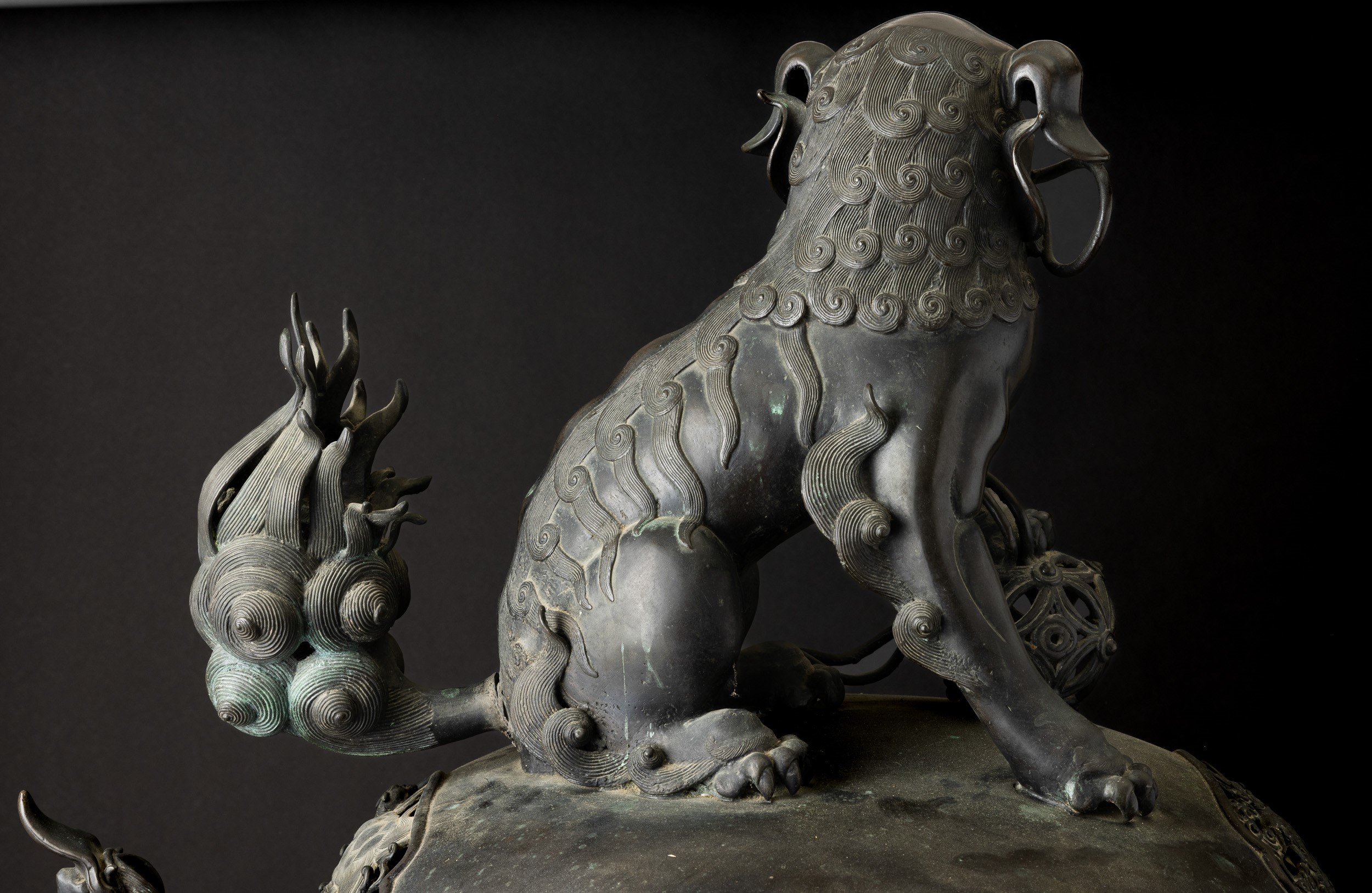Grande Incensiere in Bronzo Riccamente Decorato con Cane di Pho, Cina, Dinastia Qing, XIX Secolo