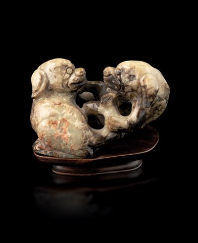 Figure di Cani di Pho Scolpite in Giada Muschiata, Cina, Dinastia Ming, XVII Secolo