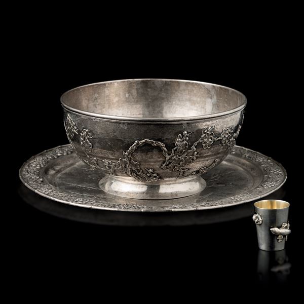 Lotto composto di ciotola in argento con vassoio e piccolo bicchiere con lucertola a rilievo, Cina, Dinastia Qing, XIX secolo
