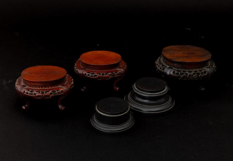 Lotto composto di 5 basi in legno con motivi geometrici, Cina, XIX secolo  - Auction Oriental Art - Cambi Casa d'Aste
