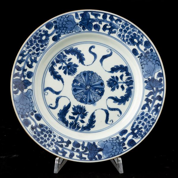 Piatto in porcellana bianca e blu con motivi floreali, Cina, Dinastia Qing, epoca Kangxi (1662-1722)