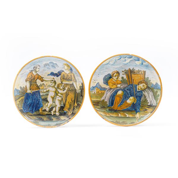 Coppia di piatti lumeggiati in oro. Castelli, primi del XX secolo.