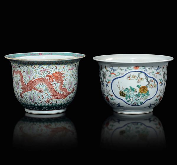 Due piccoli cachepot in porcellana a smalti policromi, uno con drago rosso l’altro con fiori, Cina, Dinastia Qing, epoca Guangxu (1875-1908)
