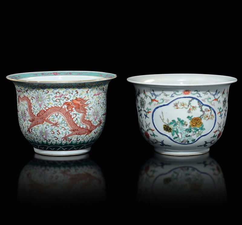 Due piccoli cachepot in porcellana a smalti policromi, uno con drago rosso l’altro con fiori, Cina, Dinastia Qing, epoca Guangxu (1875-1908)  - Auction Asian Art - II - Cambi Casa d'Aste