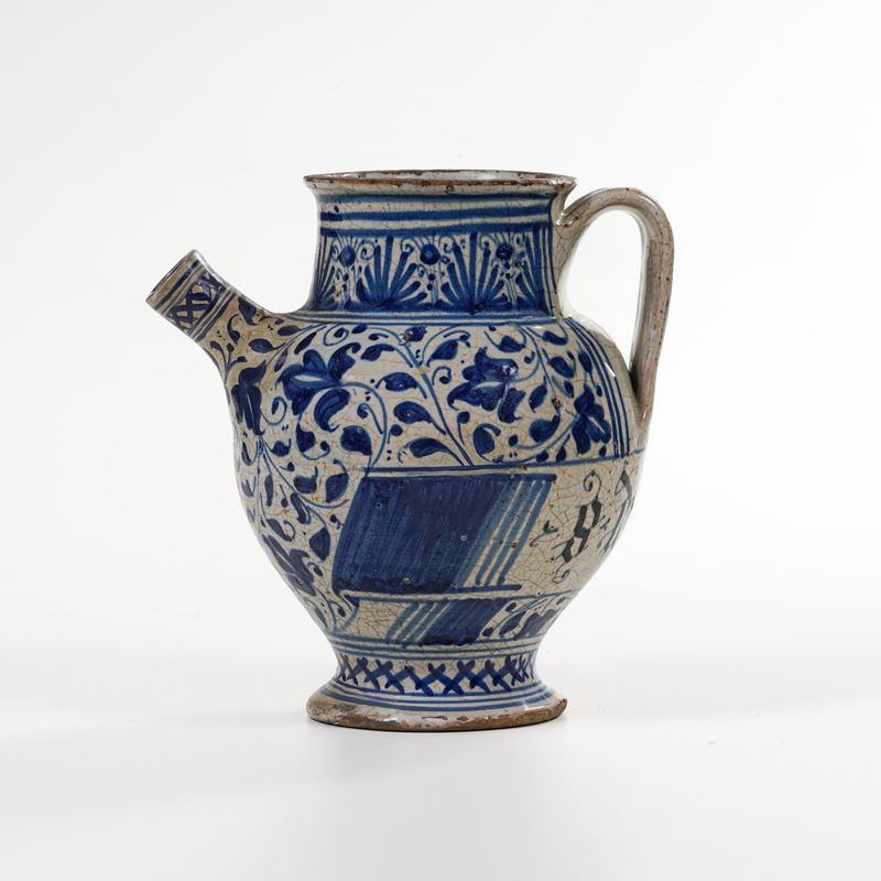 Orciolo. Faenza, prima metà del XVI secolo.  - Asta Maioliche e Porcellane da Collezione - Cambi Casa d'Aste