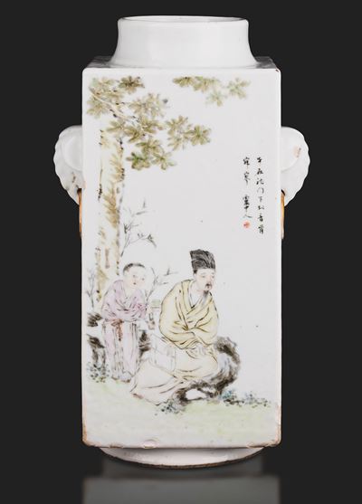Vaso in Porcellana Qianjiamg a Pianta Quadrata Raffigurante Scena di Vita Comune con Iscrizioni e...