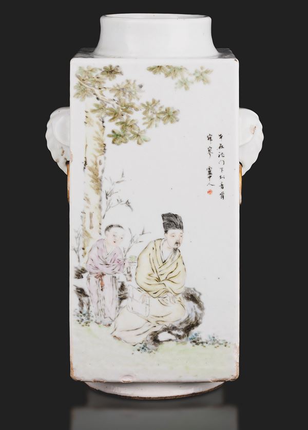 Vaso in porcellana Qianjiamg a pianta quadrata raffigurante scena di vita comune con iscrizioni e mascheroni a foggia di testa leonina, Cina, XIX secolo