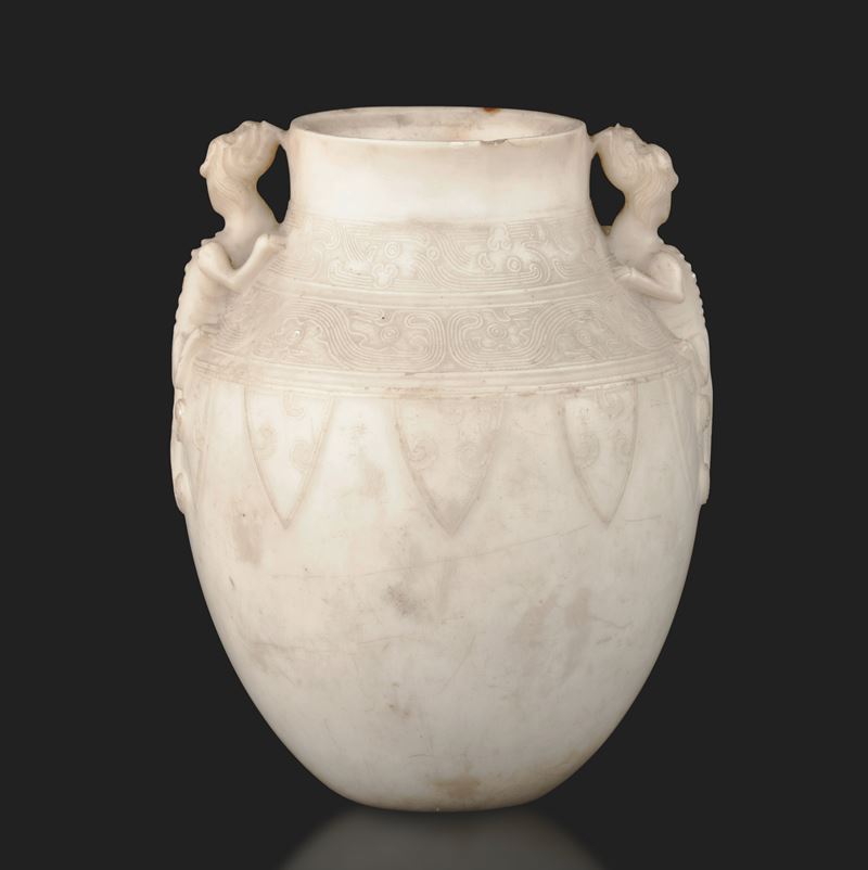 Vaso in marmo bianco inciso con anse sagomate a draghi, Cina, Dinastia Qing, XIX secolo  - Auction Asian Art - II - Cambi Casa d'Aste
