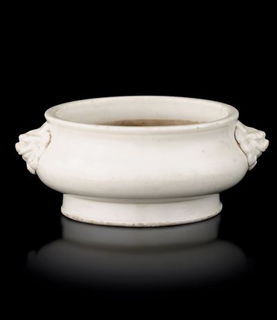 Incensiere in Porcellana Blanc De Chine con Mascheroni a Rilievo, Cina, Dinastia Qing, Epoca Kang...
