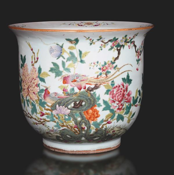 Cachepot in porcellana con decori floreali e fenici, Cina, Dinastia Qing, XIX secolo