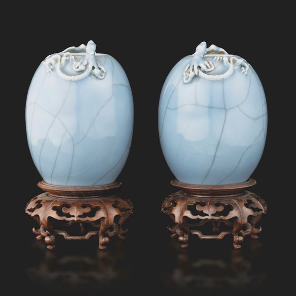 Coppia di vasi in porcellana Claire de Lune con decoro di draghi a rilievo, Cina, Dinastia Qing, XIX secolo