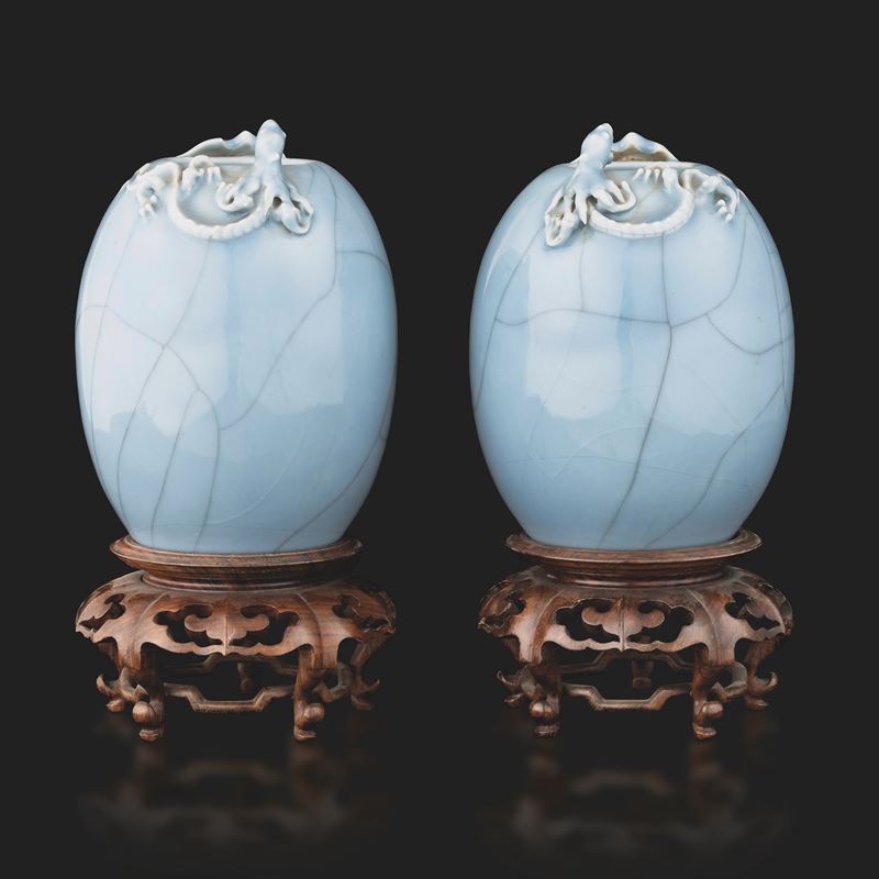 Coppia di vasi in porcellana Claire de Lune con decoro di draghi a rilievo, Cina, Dinastia Qing, XIX secolo  - Asta Arte Orientale - II - Cambi Casa d'Aste